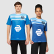 Deux personnes portant des t-shirts, chacun avec un visuel imprimé incluant des éléments graphiques et du texte sur la poitrine.