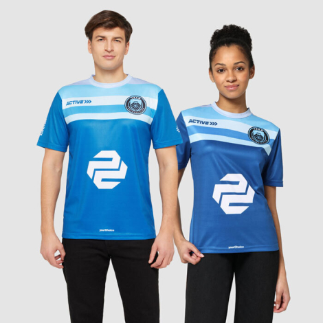 Deux personnes portant des t-shirts, chacun avec un visuel imprimé incluant des éléments graphiques et du texte sur la poitrine.