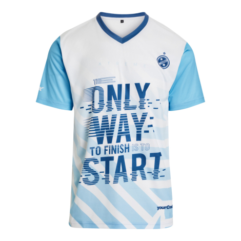 T-shirt à col en V vu de face, avec un marquage texte accompagné de formes graphiques réparties sur l’avant.