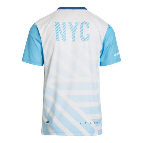 T-shirt à col en V vu de dos, affichant un marquage texte en partie haute avec un décor graphique en fond.