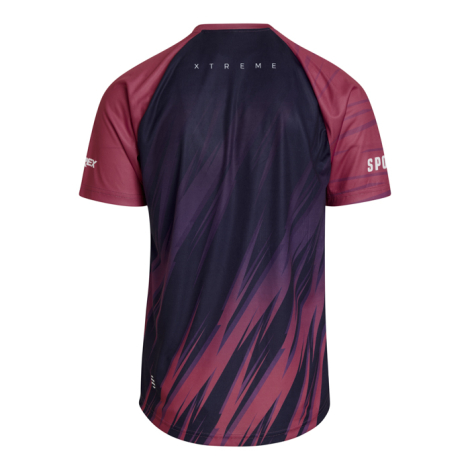 T-shirt raglan vu de dos, présentant un visuel graphique avec formes allongées couvrant une grande partie du dos.