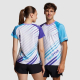 Deux personnes portant des t-shirts raglan, vus de dos et de profil, avec un visuel imprimé fait de lignes diagonales et de text