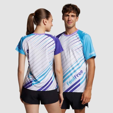 Deux personnes portant des t-shirts raglan, vus de dos et de profil, avec un visuel imprimé fait de lignes diagonales et de text