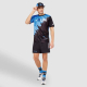 Homme portant une tenue de sport avec t-shirt et short, avec visuel imprimé formes dynamiques et texte sur le haut, sans personn Homme portant une tenue de sport avec t-shirt et short, avec visuel imprimé formes dynamiques et texte sur le haut, sans personn