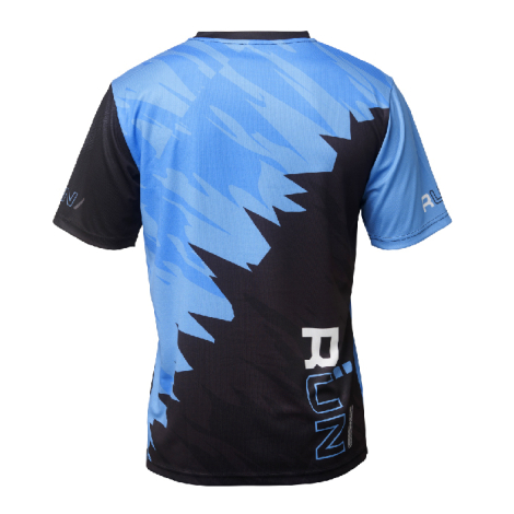 T-shirt vu de dos avec décor imprimé mêlant formes angulaires et texte positionné sur le côté, sans personnalisation visible