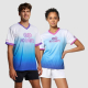 Homme et femme portant des t-shirts assortis avec visuel en dégradé symbole et texte sur l’avant, sans personnalisation visible Homme et femme portant des t-shirts assortis avec visuel en dégradé symbole et texte sur l’avant, sans personnalisation visible