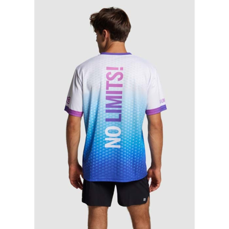 Homme vu de dos portant un t-shirt avec marquage texte vertical et fond graphique en dégradé, sans personnalisation apparente