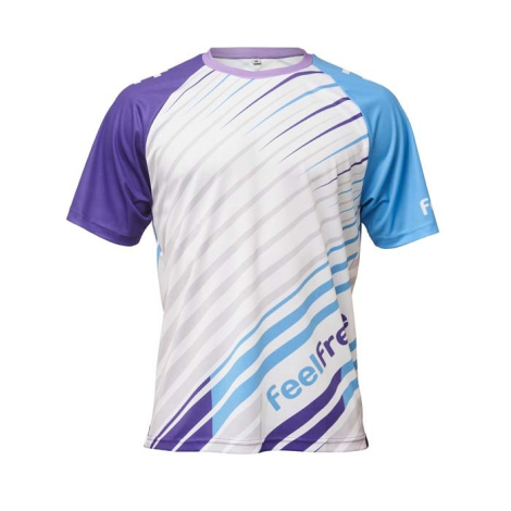 T-shirt raglan vu de face avec décor lignes diagonales et texte sur la partie basse, sans personnalisation visible