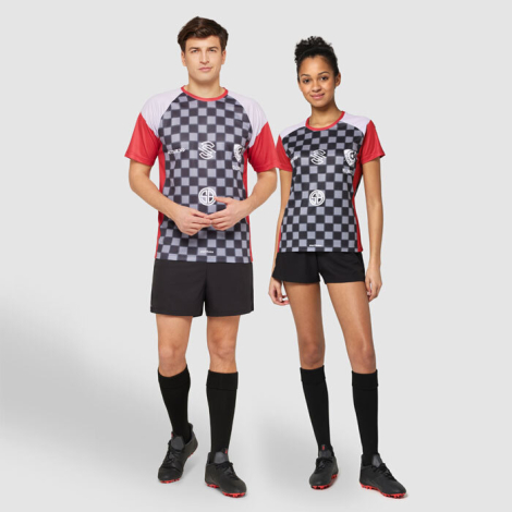 Homme et femme portant des t-shirts à motif quadrillé avec visuel imprimé sur la poitrine, sans personnalisation apparente