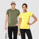 Homme et femme portant des t-shirts avec marquage texte vertical sur le côté du buste, sans personnalisation apparente Homme et femme portant des t-shirts avec marquage texte vertical sur le côté du buste, sans personnalisation apparente