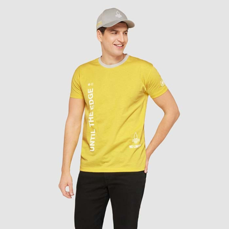 Homme portant un t-shirt jaune avec marquage texte vertical sur l’avant, sans personnalisation visible