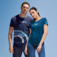 Homme et femme portant des t-shirts avec visuel imprimé symbole et texte sur la poitrine, sans personnalisation visible Homme et femme portant des t-shirts avec visuel imprimé symbole et texte sur la poitrine, sans personnalisation visible