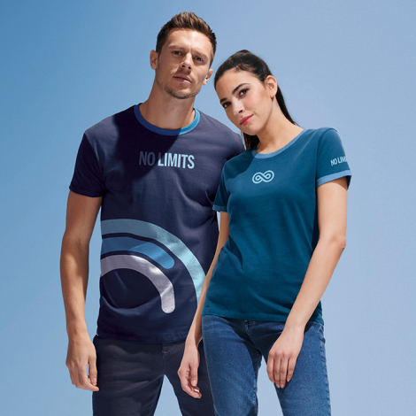 Homme et femme portant des t-shirts avec visuel imprimé symbole et texte sur la poitrine, sans personnalisation visible