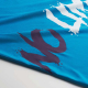 Zoom sur le bas du t-shirt avec élément graphique contrasté correspondant à une personnalisation visible Zoom sur le bas du t-shirt avec élément graphique contrasté correspondant à une personnalisation visible