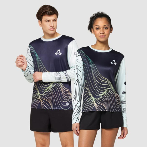 Homme et femme portant des t-shirts manches longues assortis avec décor de lignes ondulées sur l’ensemble du haut, sans personna