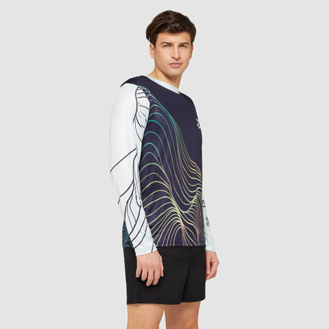 Homme vu de profil portant un t-shirt manches longues avec visuel de lignes courbes sur la face avant et la manche, sans personn