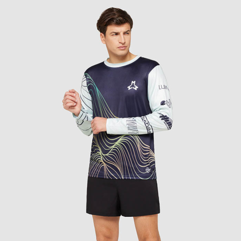 Homme vu de face portant un t-shirt manches longues avec visuel de lignes ondulées et marquages graphiques sur la manche, sans p