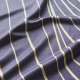 Gros plan sur tissu avec motif de lignes parallèles correspondant à une personnalisation visible Gros plan sur tissu avec motif de lignes parallèles correspondant à une personnalisation visible