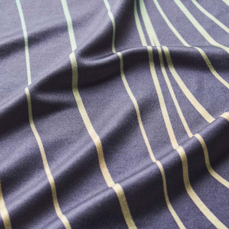 Gros plan sur tissu avec motif de lignes parallèles correspondant à une personnalisation visible