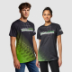 Homme et femme portant des t-shirts avec visuel mêlant texte et décor graphique sur l’avant, sans personnalisation apparente