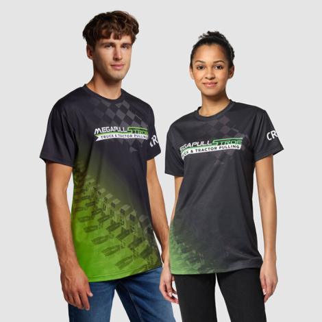 Homme et femme portant des t-shirts avec visuel mêlant texte et décor graphique sur l’avant, sans personnalisation apparente