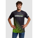 Homme portant un t-shirt avec texte sur la poitrine et décor graphique en dégradé sur le bas, sans personnalisation visible