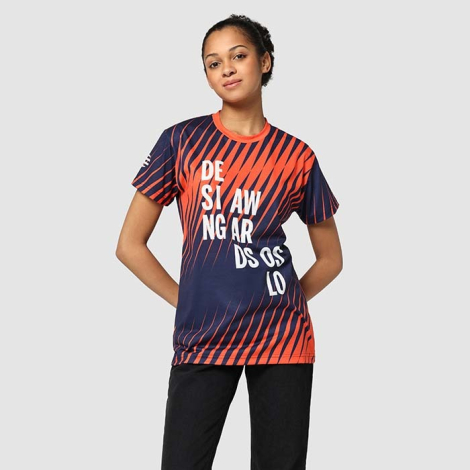 Femme portant un t-shirt à rayures diagonales avec marquage texte sur l’avant, sans personnalisation apparente