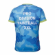T-shirt vu de dos motif camouflage avec marquage texte centré en haut et au milieu, sans personnalisation visible