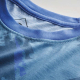 Gros plan sur le col du t-shirt avec étiquette intérieure, sans personnalisation visible