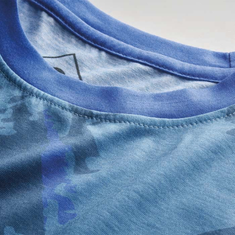 Gros plan sur le col du t-shirt avec étiquette intérieure, sans personnalisation visible