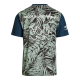 T-shirt vu de dos avec décor de feuillage sur toute la surface et marquage texte en partie haute, sans personnalisation apparent T-shirt vu de dos avec décor de feuillage sur toute la surface et marquage texte en partie haute, sans personnalisation apparent