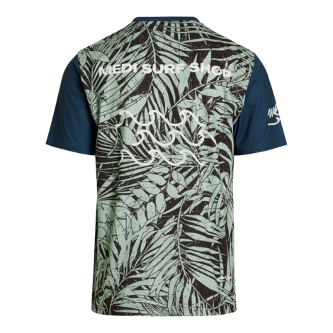 T-shirt vu de dos avec décor de feuillage sur toute la surface et marquage texte en partie haute, sans personnalisation apparent