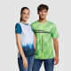 Homme et femme portant des t-shirts, l’un avec visuel vert à motifs et texte, l’autre avec décor dégradé paysage sur le bas, san Homme et femme portant des t-shirts, l’un avec visuel vert à motifs et texte, l’autre avec décor dégradé paysage sur le bas, san