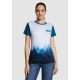 Femme portant un t-shirt blanc et bleu avec visuel en dégradé et décor naturel sur la partie basse, sans personnalisation appare Femme portant un t-shirt blanc et bleu avec visuel en dégradé et décor naturel sur la partie basse, sans personnalisation appare
