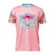 T-shirt vu de face, avec un visuel imprimé comprenant une illustration centrale et du texte sur la poitrine ainsi que des élémen
