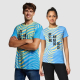 Un homme et une femme portant des t-shirts, chacun avec un décor imprimé en lignes ondulées et du texte sur la face avant.