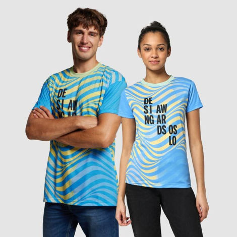 Un homme et une femme portant des t-shirts, chacun avec un décor imprimé en lignes ondulées et du texte sur la face avant.