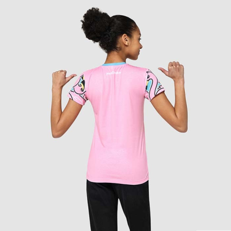 Femme vue de dos portant un t-shirt rose avec manches personnalisées