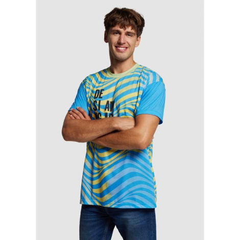 Homme portant un t-shirt avec un visuel imprimé de lignes ondulées et du texte sur l’avant.
