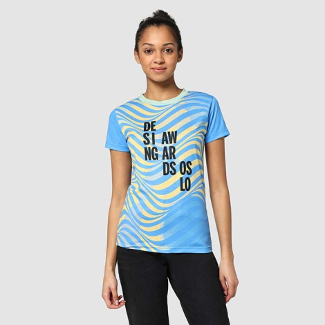 Femme portant un t-shirt avec un visuel imprimé composé de lignes ondulées et de texte sur la poitrine.
