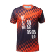 T-shirt vu de face, avec un visuel imprimé en diagonale composé de lignes contrastées et de texte.