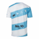 T-shirt vu de dos, avec un décor imprimé en bandes horizontales incluant plusieurs marquages graphiques et un numéro en bas. T-shirt vu de dos, avec un décor imprimé en bandes horizontales incluant plusieurs marquages graphiques et un numéro en bas.