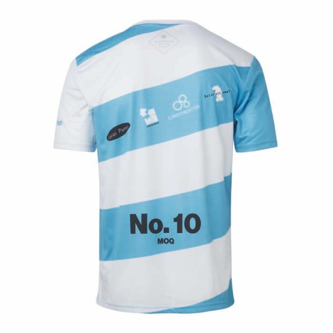 T-shirt vu de dos, avec un décor imprimé en bandes horizontales incluant plusieurs marquages graphiques et un numéro en bas.