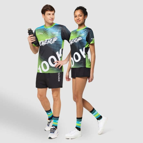 Un homme et une femme portant des t-shirts, avec un visuel imprimé de lignes dynamiques et du texte sur la face avant.