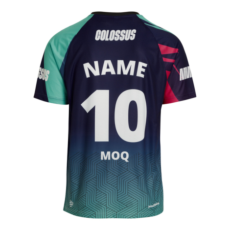 T-shirt raglan vu de dos, avec un marquage composé d’un nom et d’un numéro au centre du dos ainsi qu’un décor graphique en parti