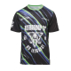 T-shirt vu de face, avec un visuel imprimé composé de lignes diagonales multicolores, d’un symbole central et de texte. T-shirt vu de face, avec un visuel imprimé composé de lignes diagonales multicolores, d’un symbole central et de texte.