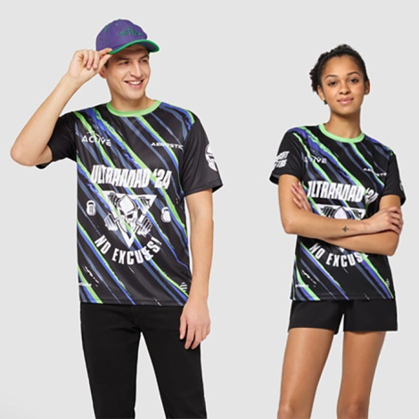 Un homme et une femme portant des t-shirts, chacun avec un décor imprimé de lignes diagonales et un visuel avec symbole et texte