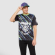 Homme portant un t-shirt et une casquette, avec un visuel imprimé mêlant lignes diagonales, symbole et texte sur la face avant. Homme portant un t-shirt et une casquette, avec un visuel imprimé mêlant lignes diagonales, symbole et texte sur la face avant.