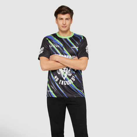 Homme vu de face portant un t-shirt, avec un visuel imprimé composé de lignes diagonales et d’un symbole central accompagné de t