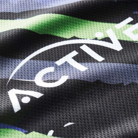 Gros plan sur un tissu texturé avec un visuel imprimé comprenant du texte.